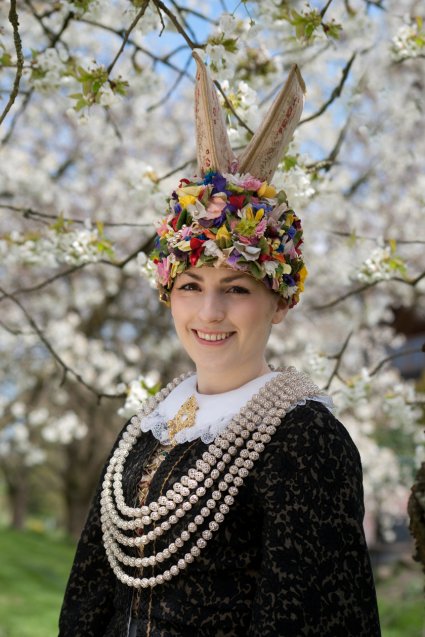 Blütenkönigin des Blütenfest in Jork. Junge Frau im typisch Altländer Tracht